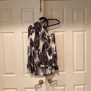 Top Ariella black and white paisley